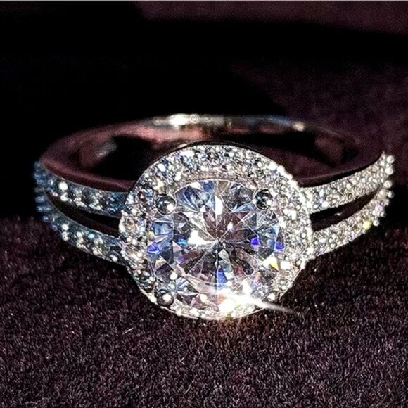 Luxury sparkling diamond wedding ring sz 11